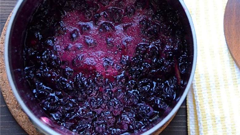 蓝莓青柠冰激凌,煮至蓝莓裂开并且爆浆，这个过程要5~7分钟。将炖锅从炉子上移走。