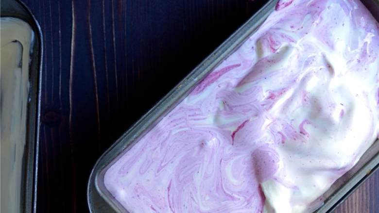 蓝莓青柠冰激凌,将冰激凌冷冻几个小时或者过夜。