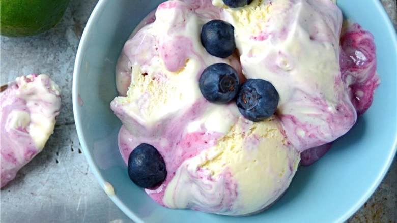 蓝莓青柠冰激凌,舀在碗里就可以享用啦！