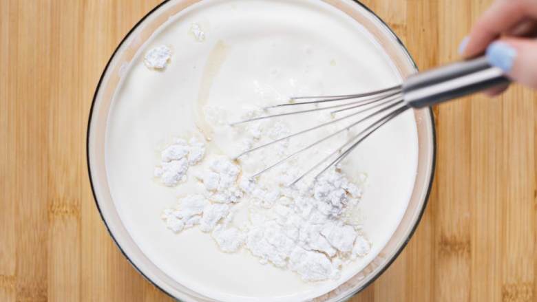 经典冰激凌（无冰激凌机）,在一个大碗里混合厚鲜奶油 ， 低脂牛奶，香草精 和盐（可以不用） 。搅拌混合。