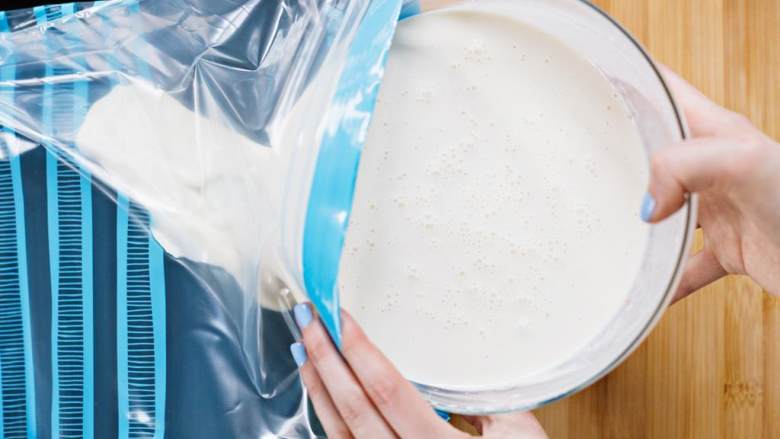 经典冰激凌（无冰激凌机）,把混合物倒进一个大塑料袋里。