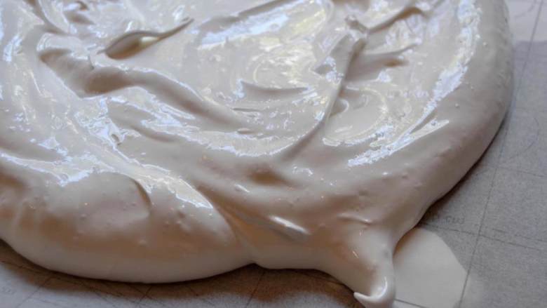 焦糖桃子蛋白蛋糕,加入绵白糖 ，高速搅拌直到粘稠光滑。降低速度，加入白醋 ，搅拌三圈。
