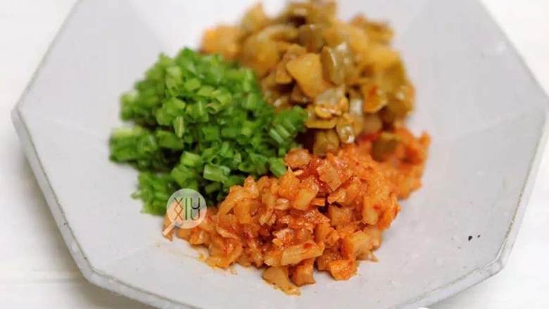武汉热干面,配菜可以根据自己的喜好来，推荐放萝卜干碎 和酸豆角  ( to taste) 。