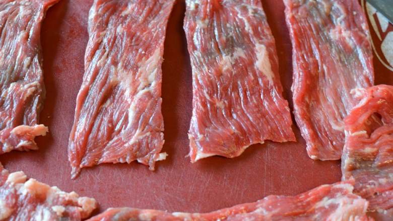 香煎牛排卷,准备侧腹横肌牛排 ，切去多余脂肪，把它切成7到8厘米宽的带状。