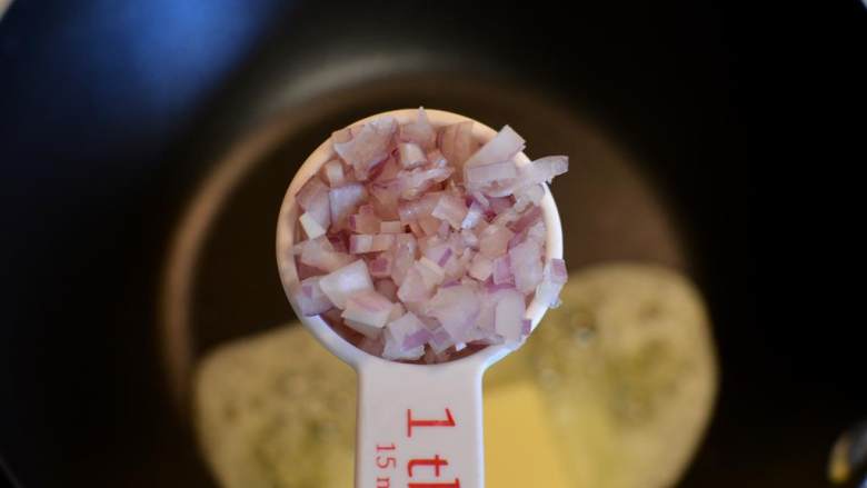 香煎牛排卷,把小洋葱碎  放进黄油里直至变软变透明。