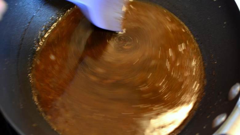 香煎牛排卷,慢慢煮开调料汁，直到它收汁到原来一半的量。关掉火，倒进碗里。