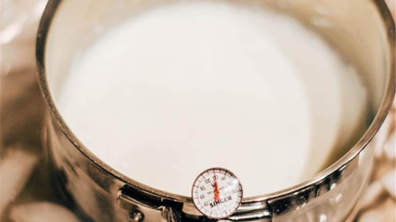 全脂希腊酸奶,把全脂牛奶 倒入中等大小的锅中，加热至85℃~90℃，过程中要不断搅拌以防形成奶皮。