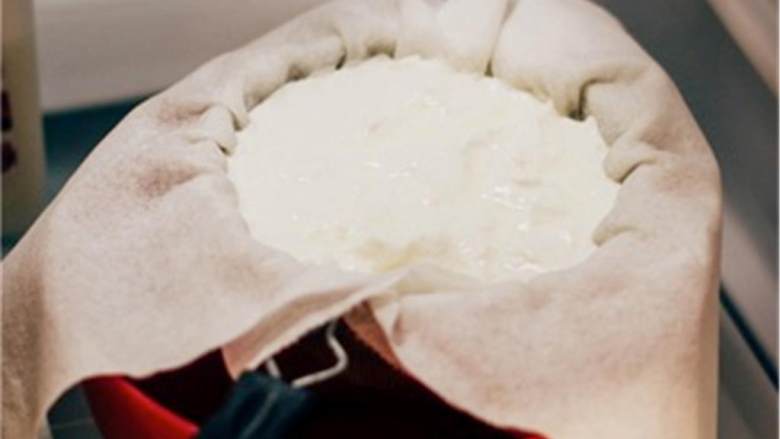 全脂希腊酸奶,将锅盖上盖子，用毛巾包裹来保温，然后放进烤箱，打开烤箱灯来保温，然后就要等待4~6小时或者过一夜，让菌种施展制造酸奶的魔法。