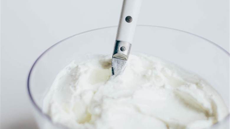 全脂希腊酸奶,发酵快结束时，打开锅盖尝一尝酸奶。你可以直接吃或者过滤后制作希腊酸奶——用粗棉布作为滤网，倒上酸奶，然后放在一个大碗上，放入冰箱过滤几个小时。