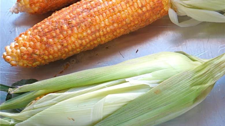 墨西哥辣椒青柠烤玉米,轻轻地将玉米皮折回，包裹住玉米。