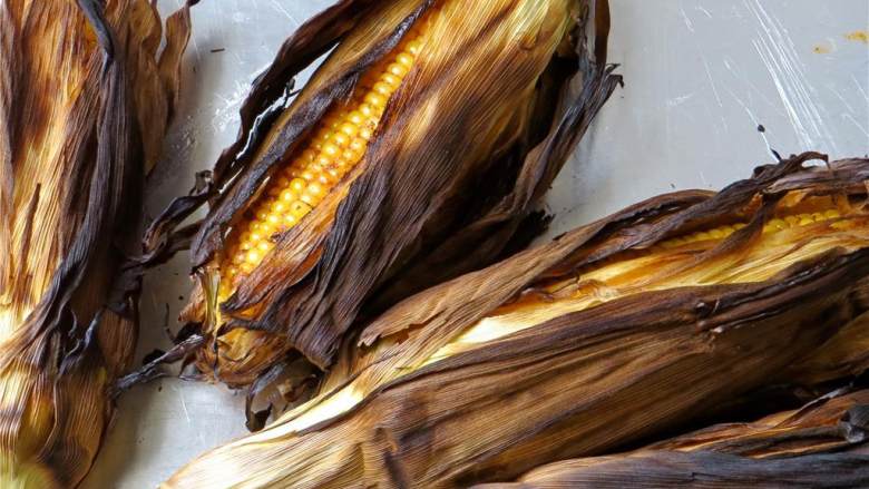 墨西哥辣椒青柠烤玉米,将玉米转移到盘子里冷却，直到玉米不烫手。把玉米外皮沿着玉米向后拨开（或者直接去除去米皮）。