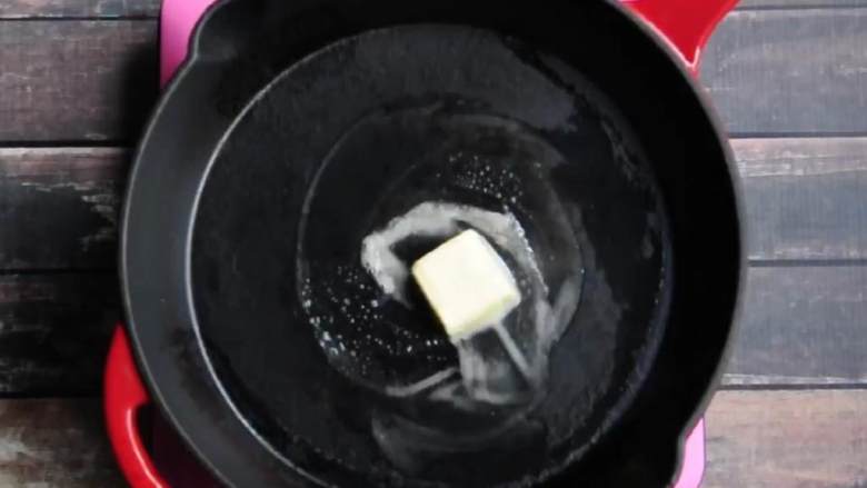 烤卷心菜配青柠香菜酱,将平底锅用中高火加热，放入一份无盐黄油 ，使其化开。