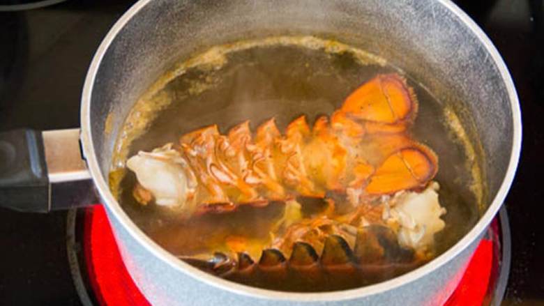 美味龙虾蛋,取出龙虾尾，将肉剔出，切块。