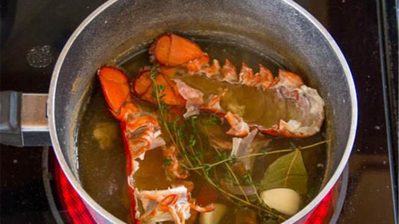 美味龙虾蛋,将龙虾壳继续放入水中，加入大蒜，月桂叶，百里香。开大火，煮25分钟左右，直到汤收汁至约1/2杯。