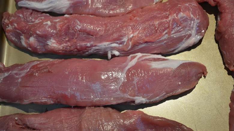 烤猪里脊肉,将猪里脊肉（2磅）放至室温。将烤箱预热到220摄氏度。