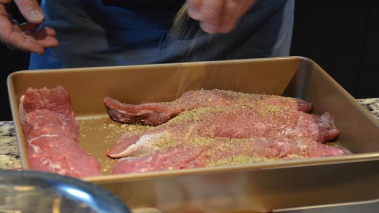 烤猪里脊肉,将猪里脊肉的两面都均匀的沾上调料。