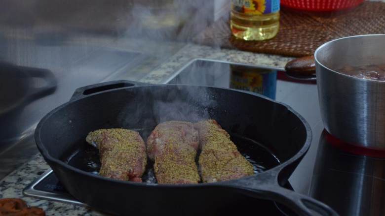 烤猪里脊肉,在一个铸铁煎锅中加热葵花籽油（2汤匙）。油热后放入猪里脊肉，直到一面略微烤焦。