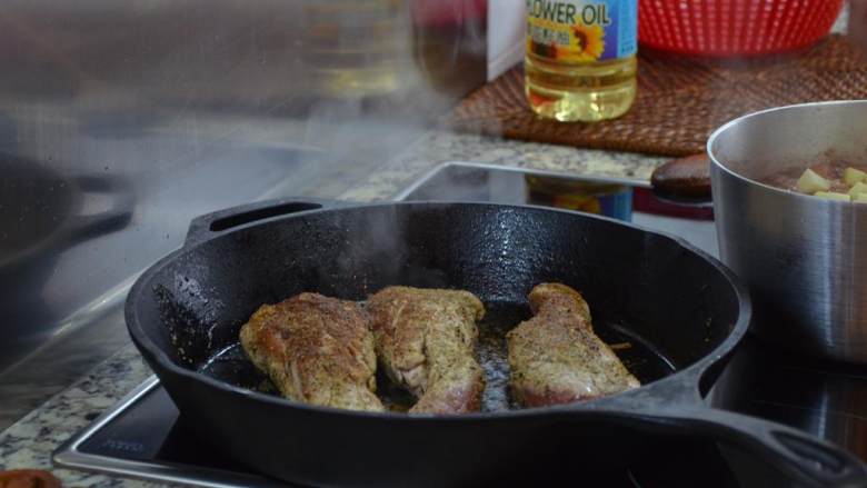 烤猪里脊肉,一旦其单面煎至呈均匀棕色，即可翻面以同样方法煎烤。