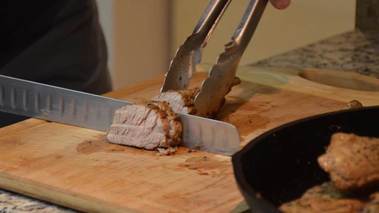 烤猪里脊肉,将猪里脊肉切1/2英寸的厚片。