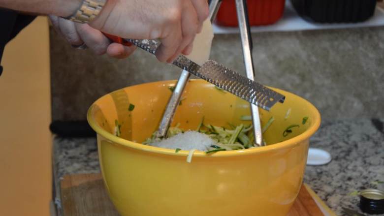 羊乳干酪西葫芦薄荷沙拉,将意大利匹克利诺罗曼诺羊奶 切碎或擦碎，与西葫芦丝拌匀。