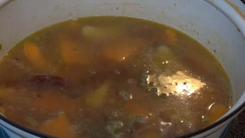 墨西哥辣椒南瓜汤,加入水 ，新鲜百里香和浸在阿斗波酱中的墨西哥辣椒 。煮至沸腾，加盖调小火。再煮20分钟，直至南瓜酥烂。