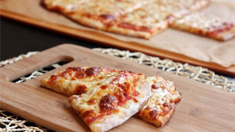 芝士三重奏披萨,把披萨放入披萨盘里, 烤12-15 分钟，直至边缘金黄变脆。