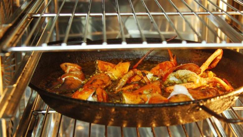 波士顿龙虾海鲜饭,为了收干汁水，把烤箱的温度调到最高，再烤2分钟。