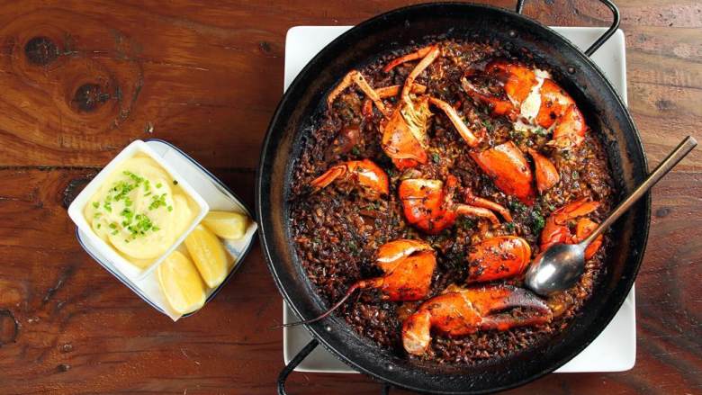 波士顿龙虾海鲜饭,烤好后再放到炉子上，高火加热，让米饭形成锅巴。海鲜饭里的锅巴叫做
‘socarrat’。