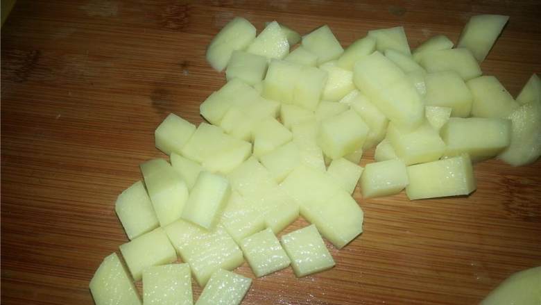 韭葱土豆奶油汤,土豆 削皮后切小块，并且放在装有冷水的碗中防止氧化。