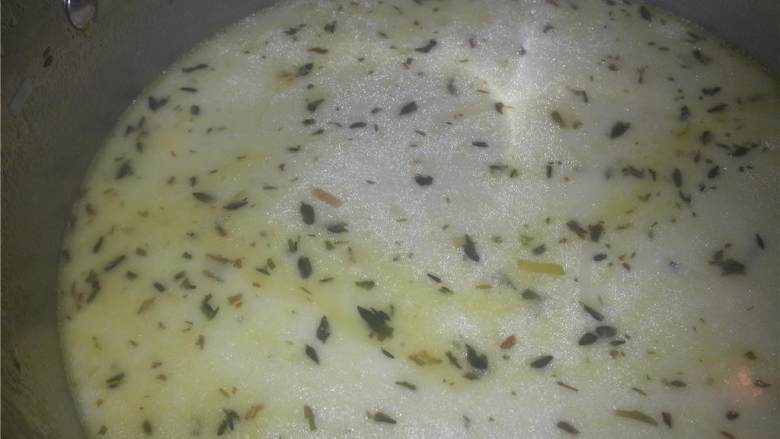 韭葱土豆奶油汤,这个时候已经可以喝了。当然你也可以把汤倒入搅拌机中搅拌，倒入的汤不要超过搅拌机的一半。