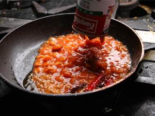 意大利海鲜面,金宝罗宋汤和鸡汁加适量水调成浓汤；