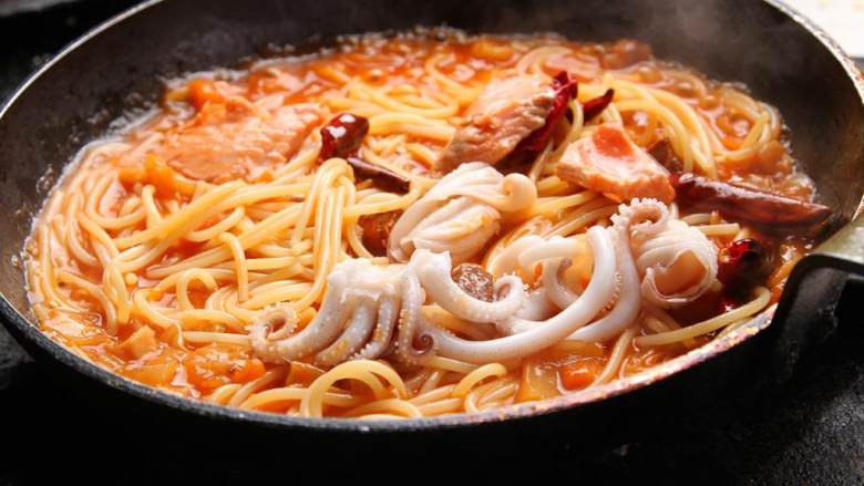 意大利海鲜面,加入事先焯熟的意大利面翻炒均匀，加上切碎的小番茄装盘即可