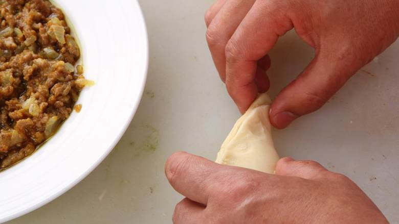 奶油蘑菇咖喱角,精制粉 成品酥皮，摊成四方形，放入馅料对折三角形