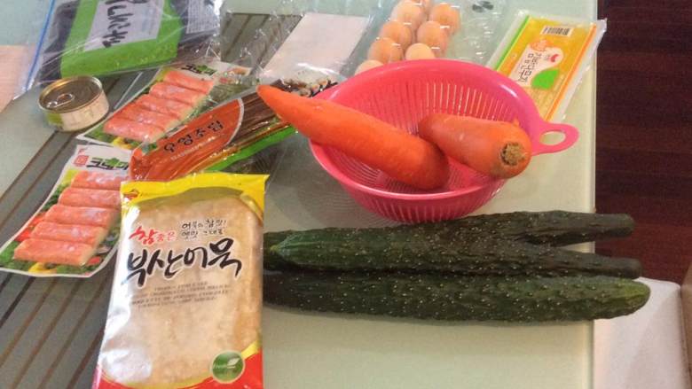 紫菜包饭（韩式寿司）,用电饭煲把短粒米煮熟，在准备其他材料的时候米饭要保温。