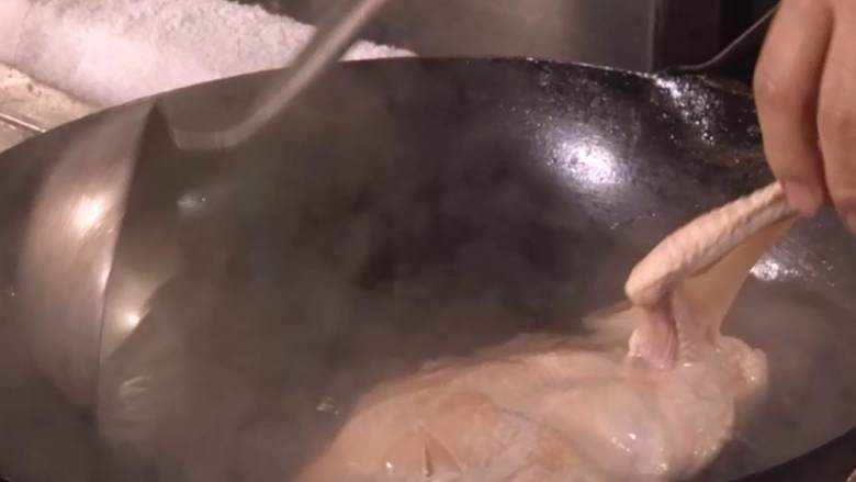 天目笋干鸡,烧一锅开水 ，将草鸡 洗净放置进开水里煮1-2分钟