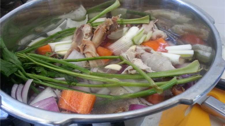 压力锅炖汤,加入所有的香料。在压力锅中放入不超过三分之二的冷水。放再多可能会淹没你的压力锅，毁掉整个厨房。