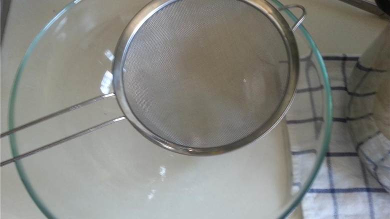 压力锅炖汤,在隔热碗或盘上设置细滤网，过滤浓汤。
