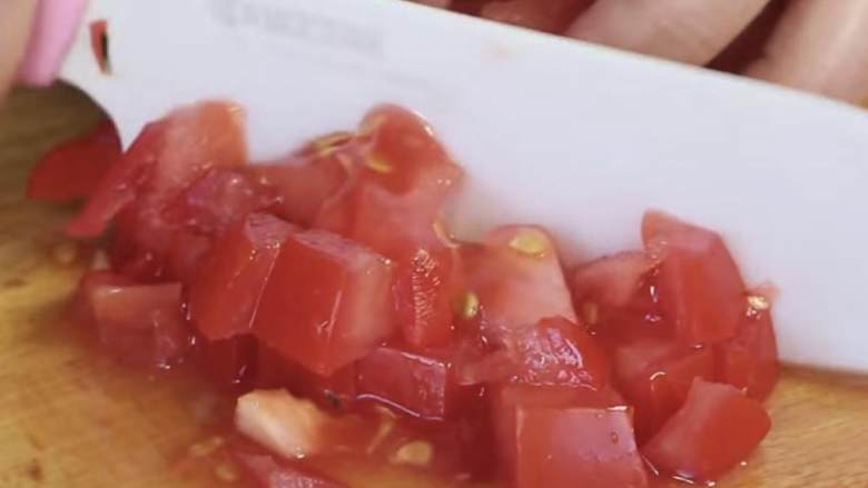 墨西哥鱼肉玉米煎饼,中型番茄(3)切丁，芫荽叶粗略地切碎.