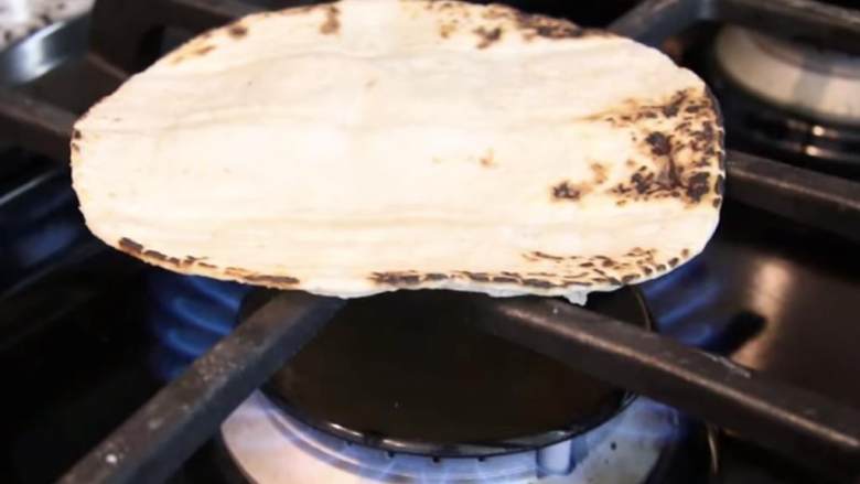 墨西哥鱼肉玉米煎饼,墨西哥薄饼直接在燃气灶上烤, 烤好后用锡纸包起来保温.