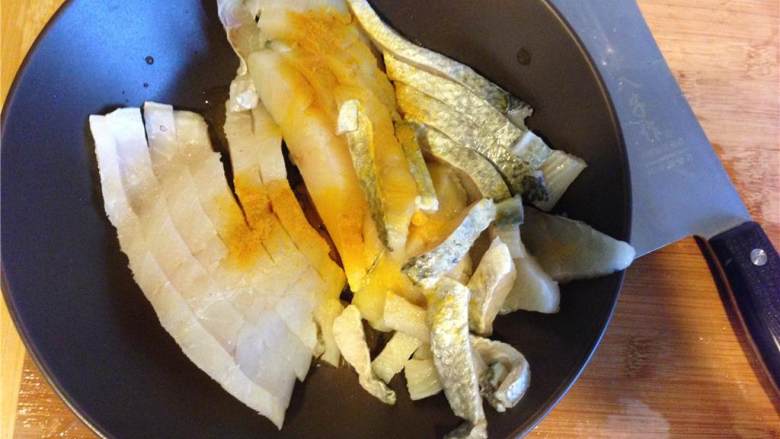 中式鲫鱼汤,把切好的鱼片放入大碗中，加入姜粉. 放置一旁备用.