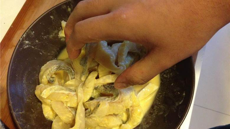 中式鲫鱼汤,在碗中倒入鱼片，搅拌均匀，让鱼片腌制10分钟。