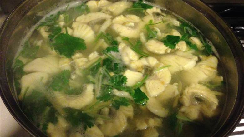 中式鲫鱼汤,水开之后加入腌制好的鱼片，煮5分钟，加入香菜碎，加点盐和白胡椒粉调味。