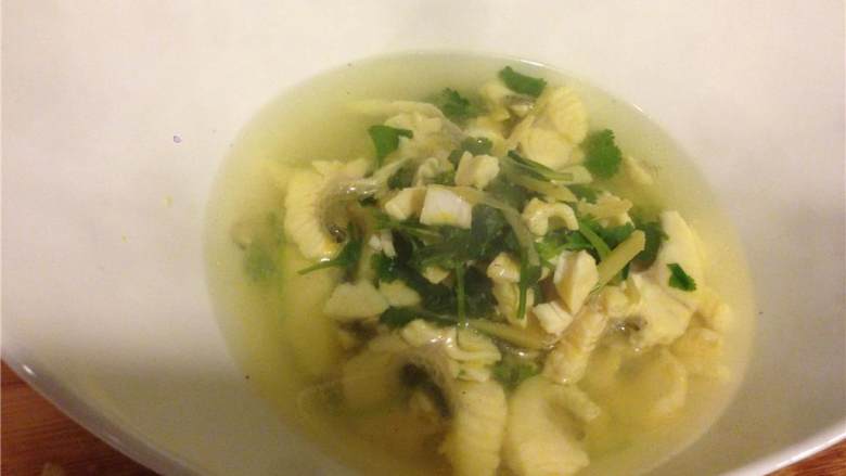 中式鲫鱼汤,盛入碗中，尽情享用吧！