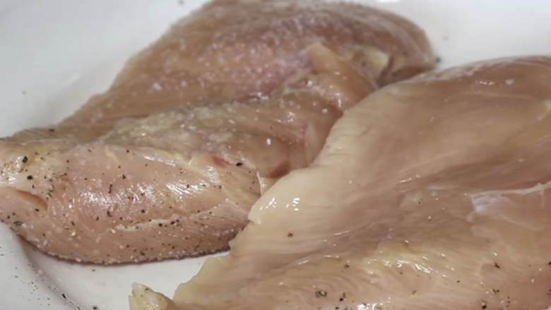 苹果鳄梨鸡肉色拉,轻轻拍打干的无骨去皮胸鸡肉 (2)并给它调味。