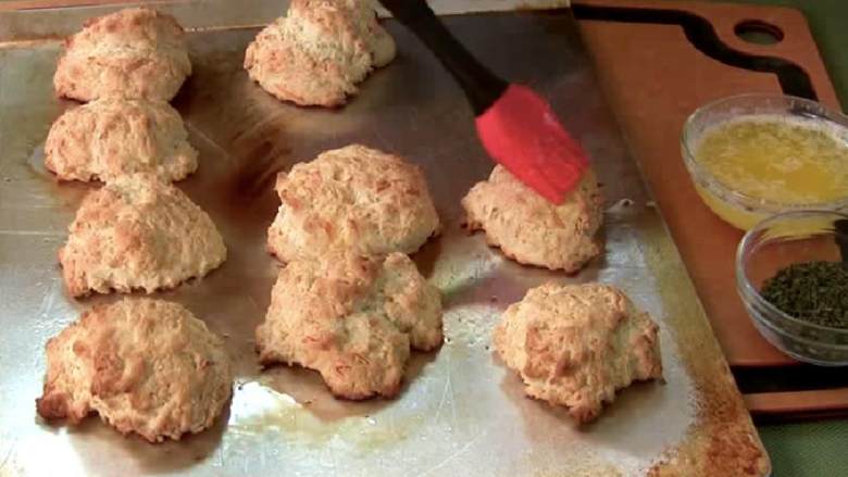 切达干酪龙虾饼干,饼干做好后，在顶上涂上黄油, 趁热撒上干欧芹碎。等冷却一会后再涂上黄油。