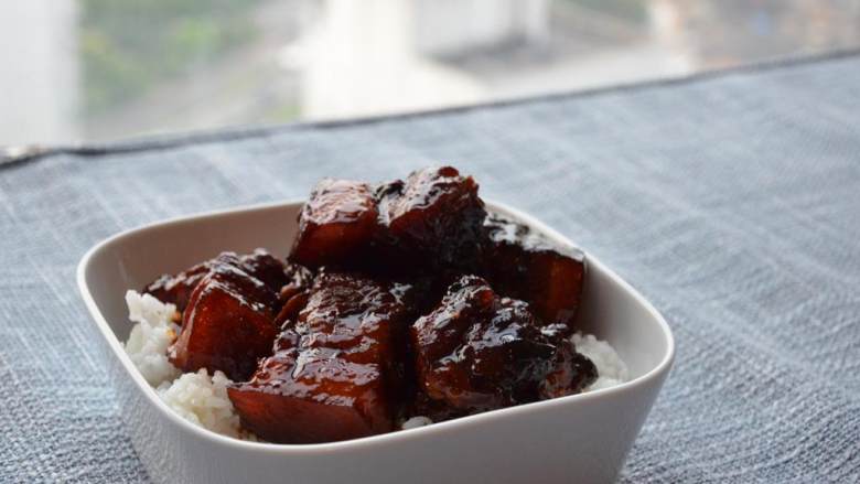 紅燒肉,配上白米飯(適量),盡情享用吧!