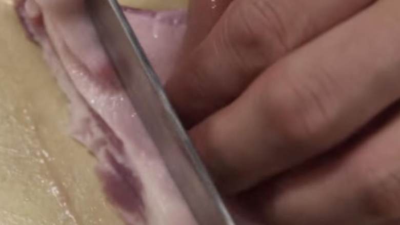 猪肉鲜虾烧麦,将猪肉脂肪（5盎司）切成为1 / 4英寸的立方体。削减脂肪，然后切条切块。