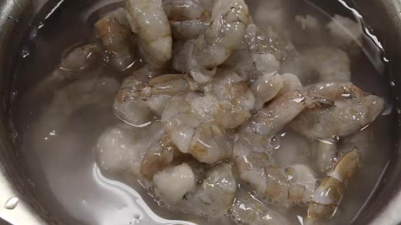 猪肉鲜虾烧麦,用水洗虾，漏干待用。