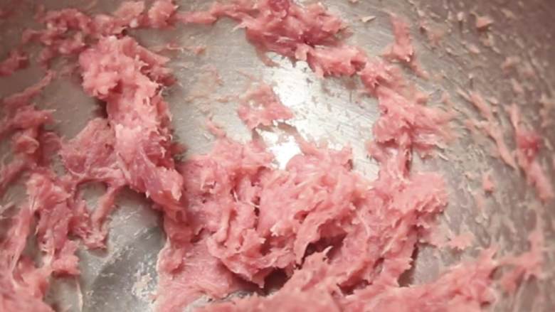 猪肉鲜虾烧麦,逐渐增加的速度至中等。把猪肉直到它粘在碗边。可以使烧麦中进一步降低猪肉的大小。