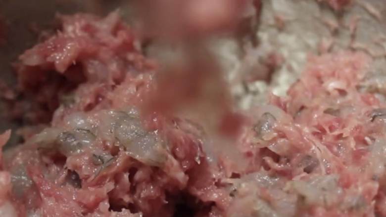猪肉鲜虾烧麦,打肉，渐增加。虾碎成小块，肉会很棘手。
